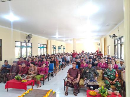 Perbekel Panji Anom Hadiri Acara Pelepasan Siswa Kelas IX SMP Negeri 4 Sukasada Bersama Babinsa dan 